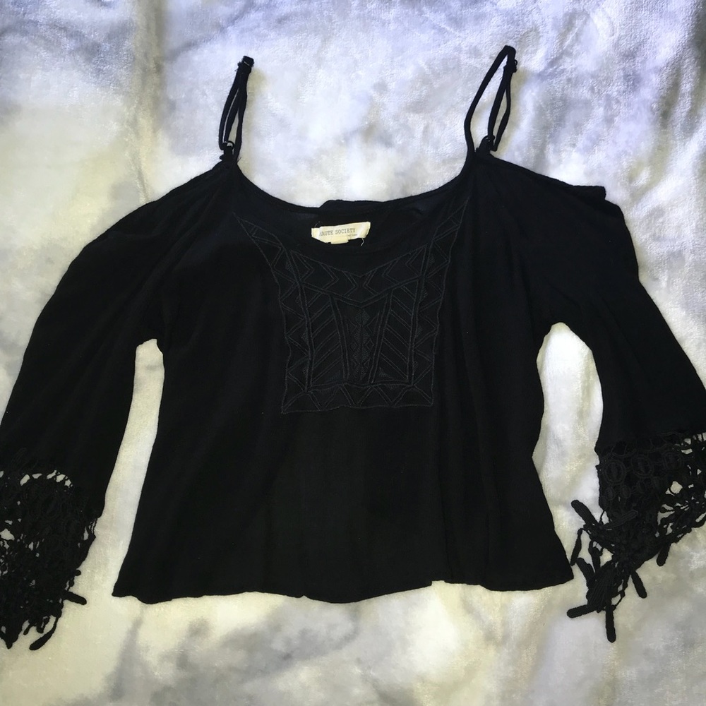 Cold shoulder, crop style top
